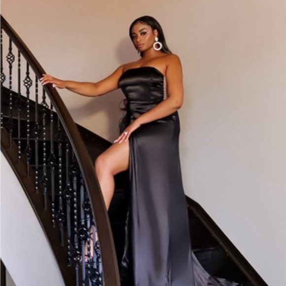 Elegant black gown with a feather trim at the bottom. High split - Picture 4 of 4